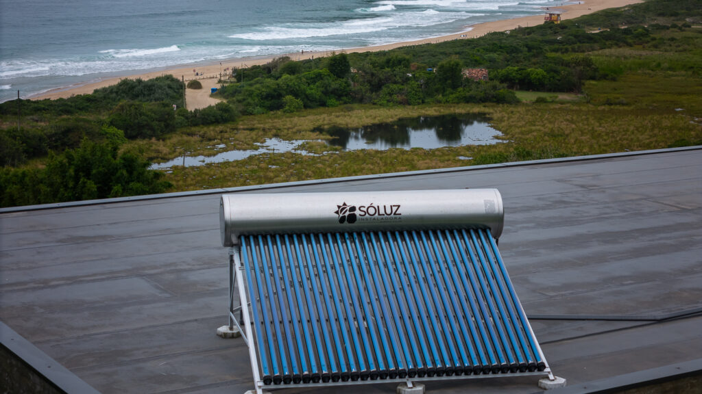 Sóluz AP30 instalado em residência de frente para um matagal com vista para o mar.